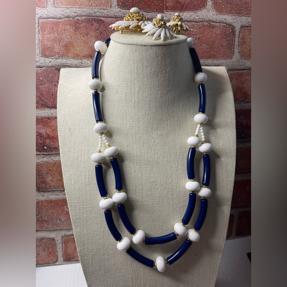 Judy Lee Navette White Milk Glass & Rhinestones Swirl Brooch w/set of earrings - Picture 14 of 17